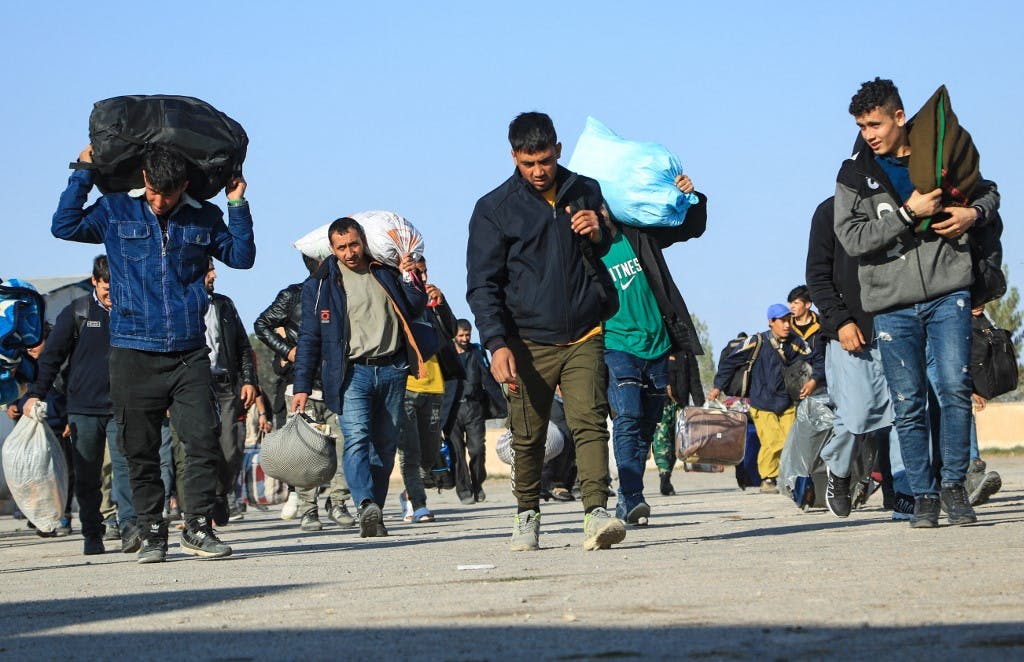 مهاجران دیپورت شده وسایلشان را بر د.ش دارند و خود را به مرکزی در شهر هرات معرفی می کنند