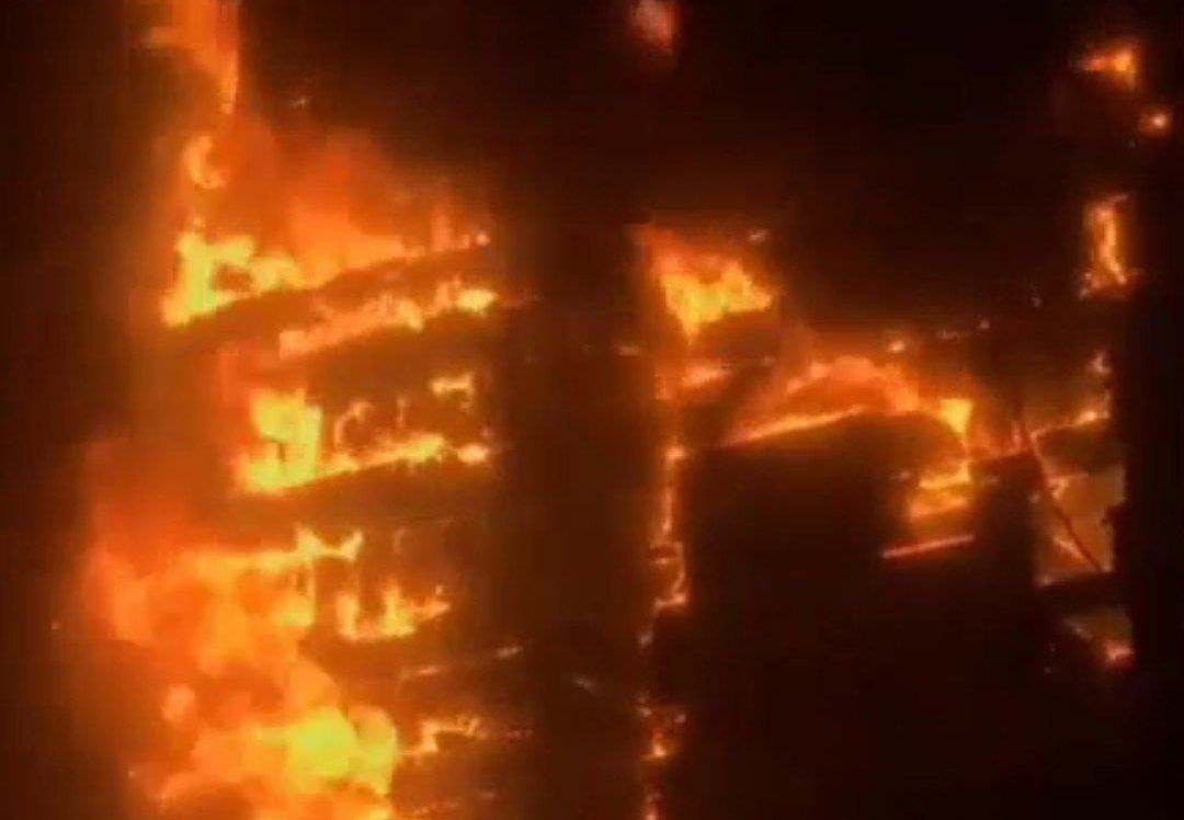 نمایی از ساختمان بیمارستان گاندی که آتش گرفته است. ۵ بهمن ۱۴۰۲