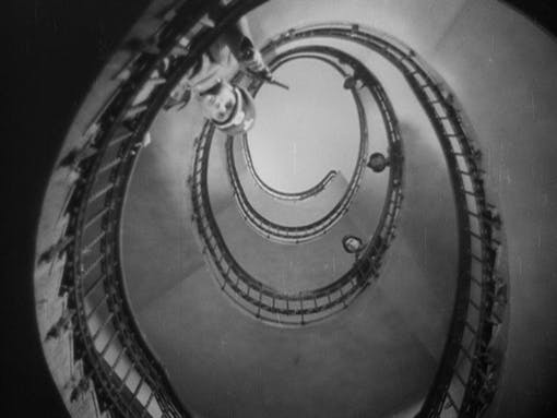 نمای از پایین یک پله‌های مارپیچ