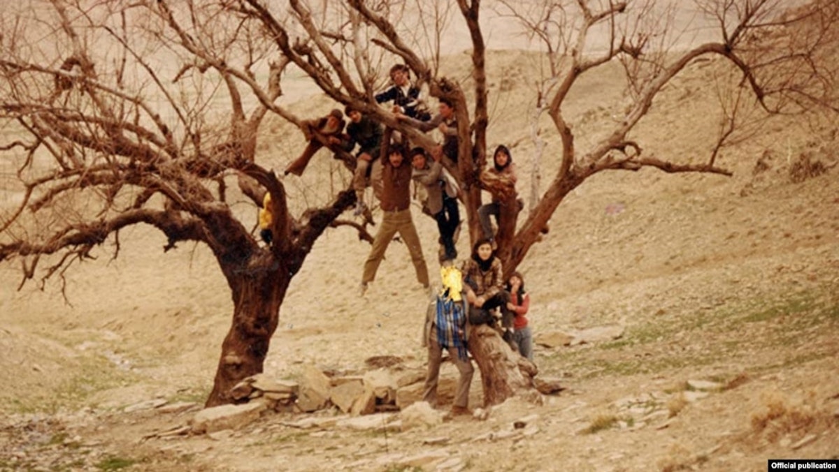 کودکانی بالای یک درخت و یک مرد که چهره او خط خورده است