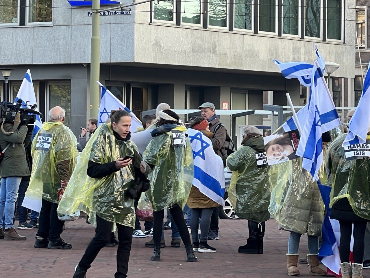 گروهی با پرچم اسرائیل در برابر دادگاه لاهه