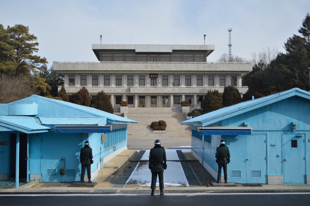 منطقه غیرنظامی، کره جنوبی - 15 ژانویه 2017: سربازان کره جنوبی سازمان ملل متحد در مقابل مرز کره جنوبی و کره شمالی در نزدیکی به اصطلاح غرفه آبی ایستاده اند.