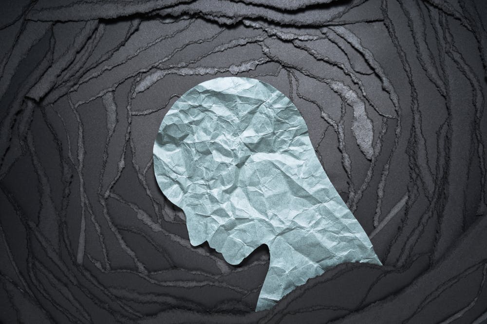 یک سر انسان ساخته شده با کاغذ و مچاله شده در روز یک تصویر مشکلی