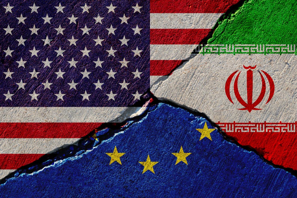 دیواری که با پرچم‌های ایران و ایالات متحده و اتحادیه اروپا رنگ شده