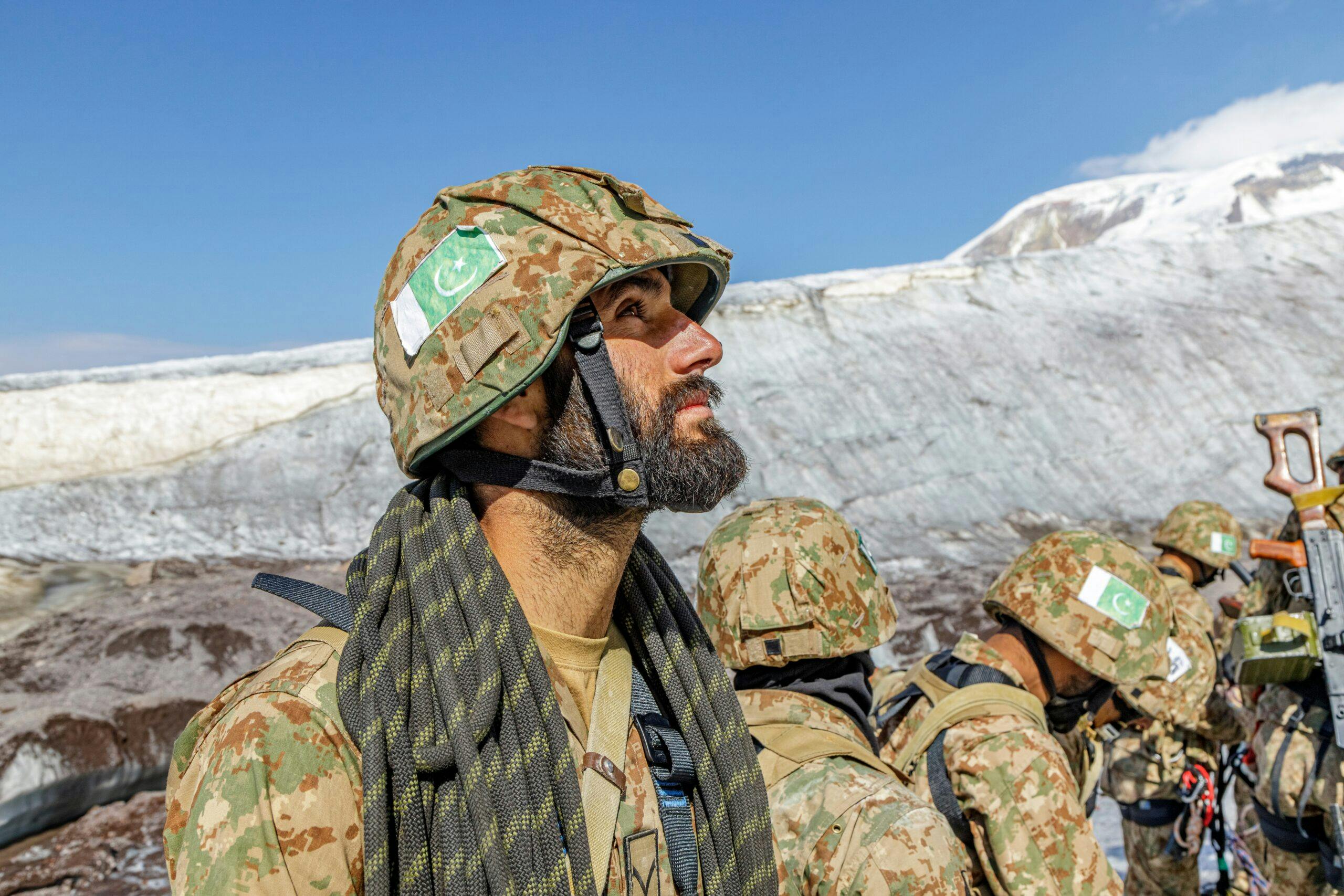 تصویر تزئینی از شاتر استاک چند نفر از ارتش پاکستان را نشان می‌دهد.