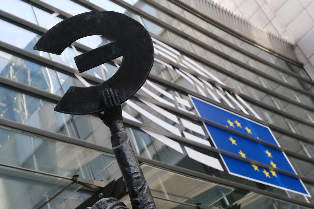 پرچم اتحادیه اروپا و نماد یورو