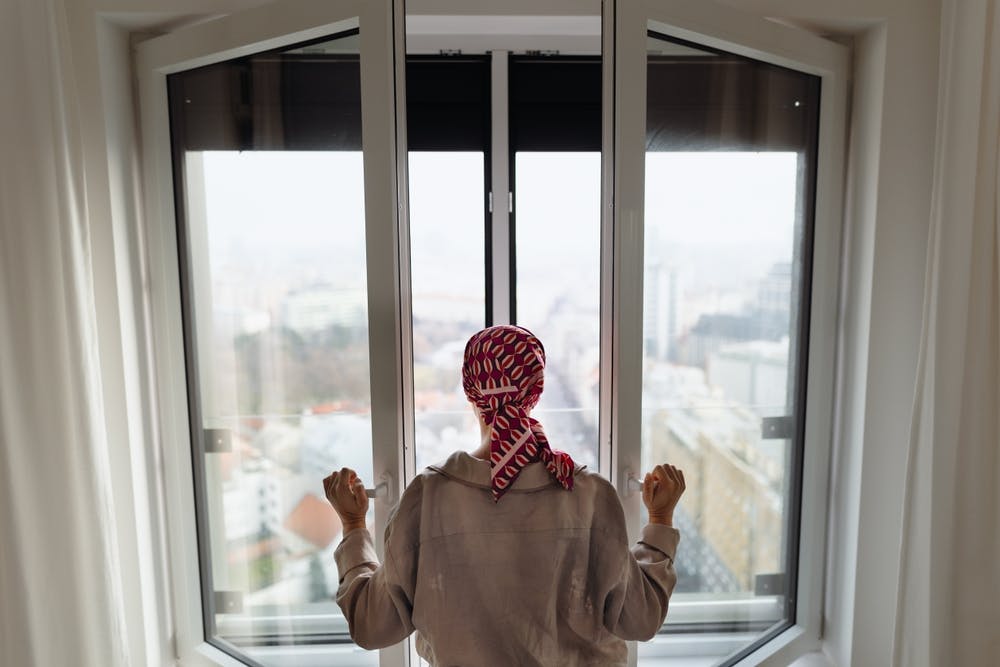 زنی در برابر پنجره باز