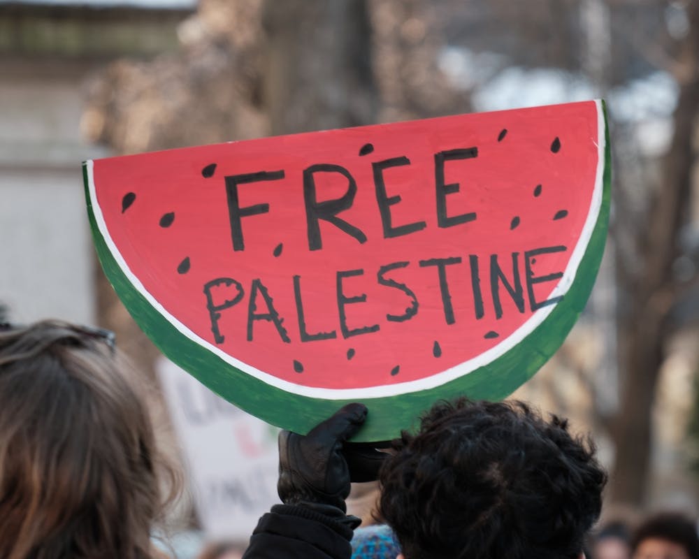 تصویر یک قاچ هندوانه که روی آن به انگلیسی نوشته شده: «فلسطین را آزاد کنید». هالیفاکس کانادا، ۹ دسامبر ۲۰۲۳ - عکس از شاتراستاک