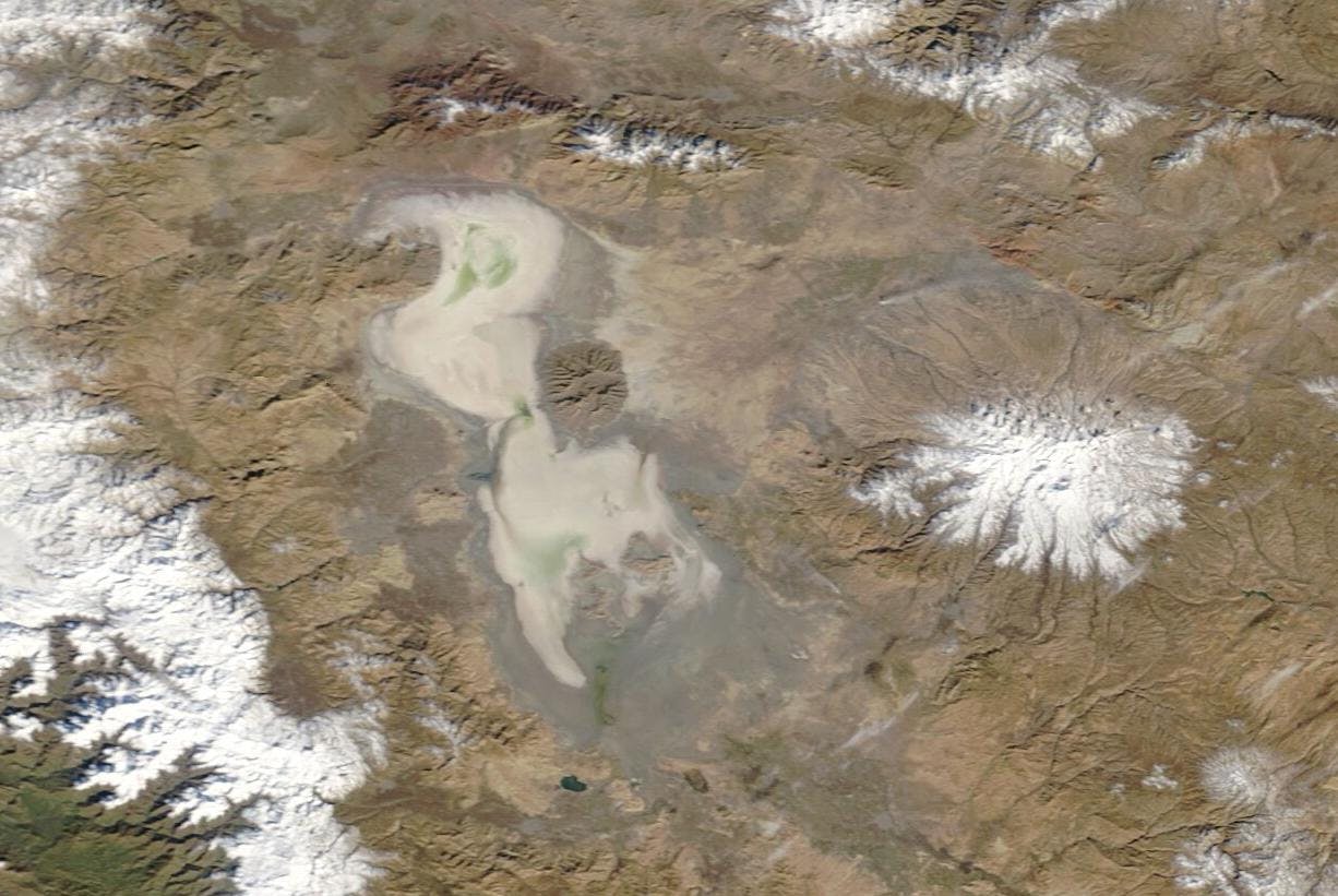 تصویر دریاچه ارومیه در نخستین روز سال ۲۰۲۴ میلادی از ماهواره‌های سازمان ناسا