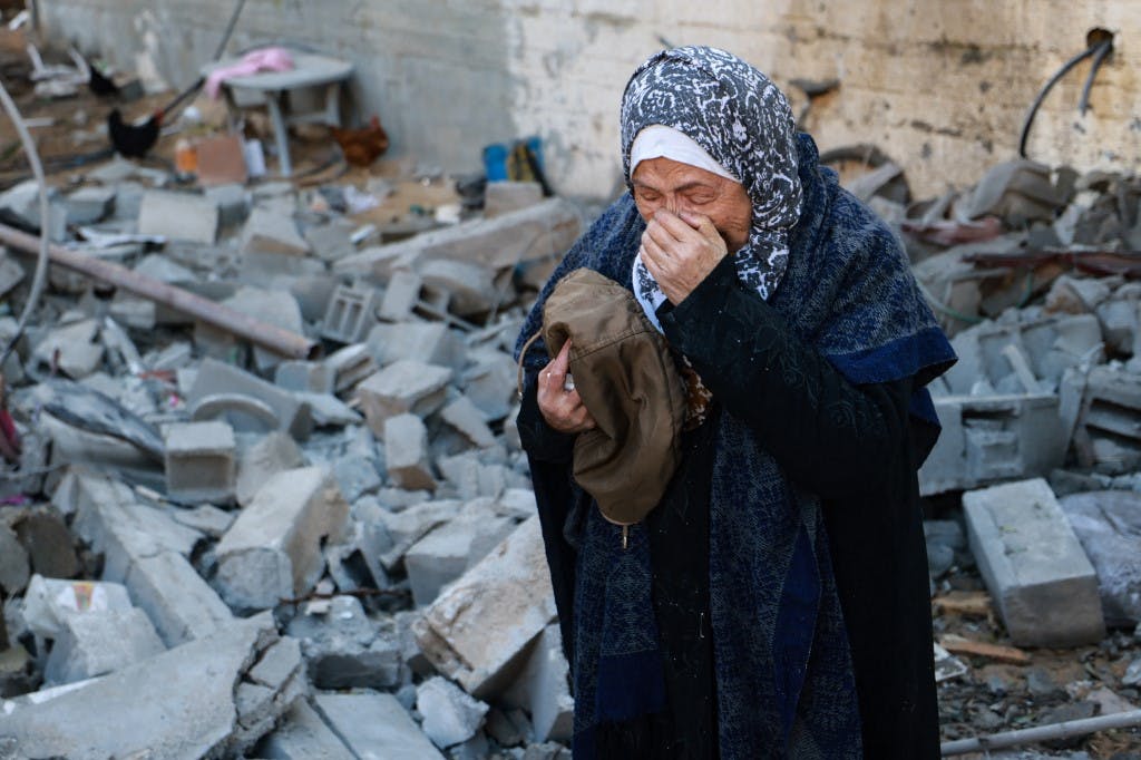 بعد از بمباران رفح در جنوب نوار غزه یک زن پس از پیدا کردن لباس یکی از بستگان کشته شده در میان آوارهای یک خانه ویران شده گریه می‌کند. سوم فوریه ۲۰۲۴(عکس از محمد عابد / خبرگزاری فرانسه)
