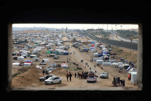 تصویر دور از پناهگاه‌های موقتی و چادری فلسطینیان آواره در شهر رفح در نزدیکی مرز مصر