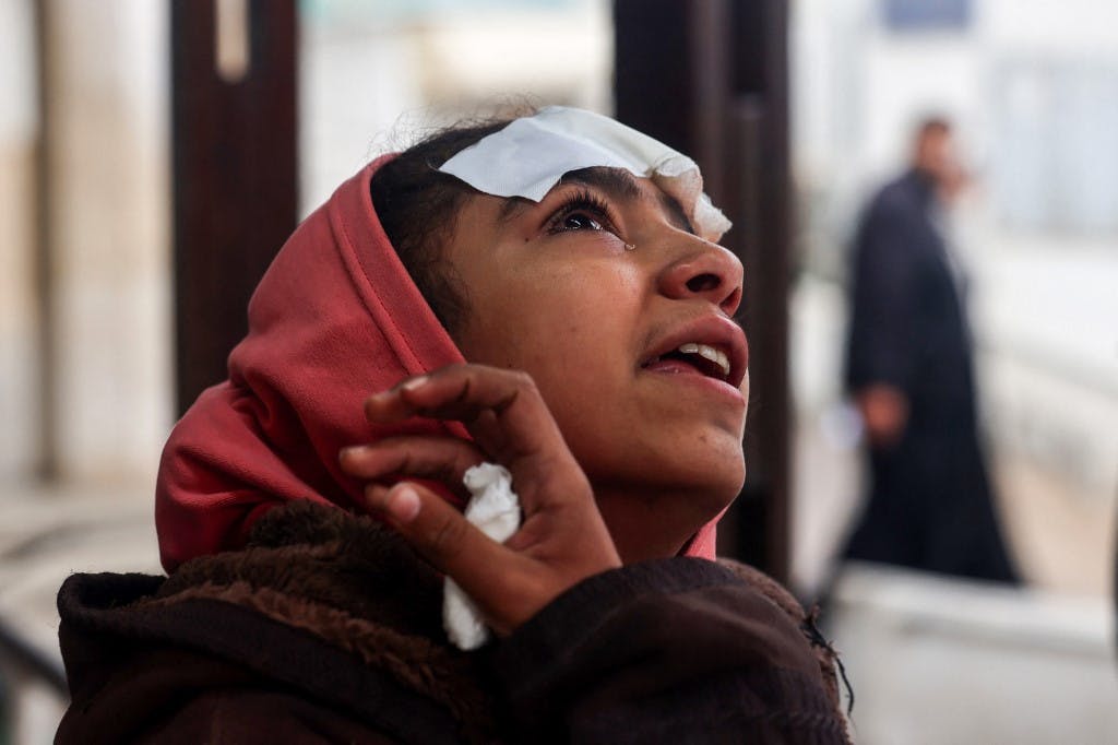 تصویری از یک دختر جوان مجروح که برای اقوام کشته‌شده در بمباران شبانه اسرائیل در خارج از بیمارستان النجار در رفح در جنوب نوار غزه عزاداری می‌کند. ۲۳ فوریه ۲۰۲۴ (عکس از MOHAMMED ABED / AFP)