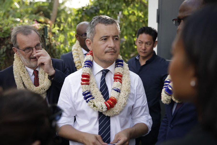 ژرالد دارمَنَن، وزیر کشور فرانسه در جزیره مایوت واقع در اقیانوس هند دیده می‌شود. او کت خود را در آورده و بر گردنش حلقه‌های به رنگ پرچم فرانسه دیده می‌شود.