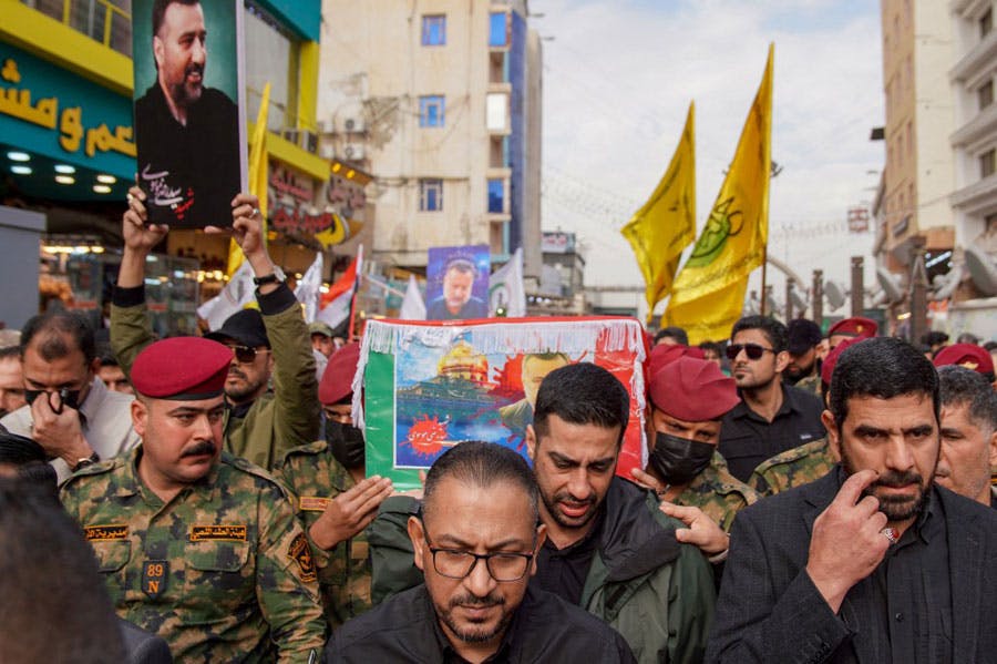 جمعیتی در نجف عراق تصاویر و تابوت سیدرضی موسوی، مشاور ارشد سپاه قدس و مسئول هماهنگی بین سوریه و ایران را در دست گرفته‌اند.