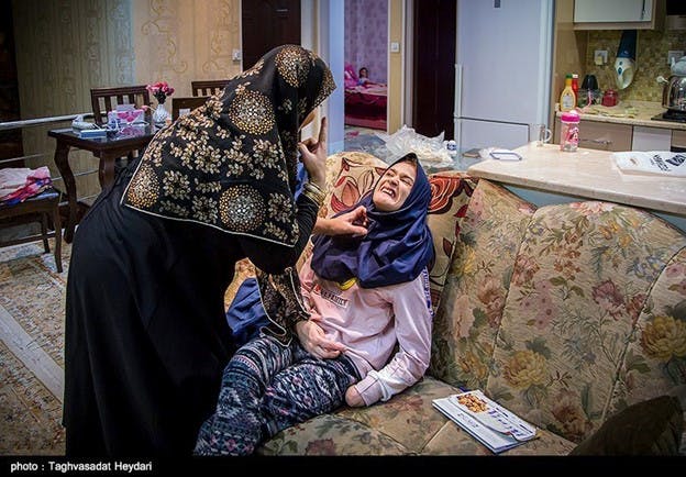 تقوی سادات حیدری، عکاس آزاد خبری، زندگی زهرا و مادرش