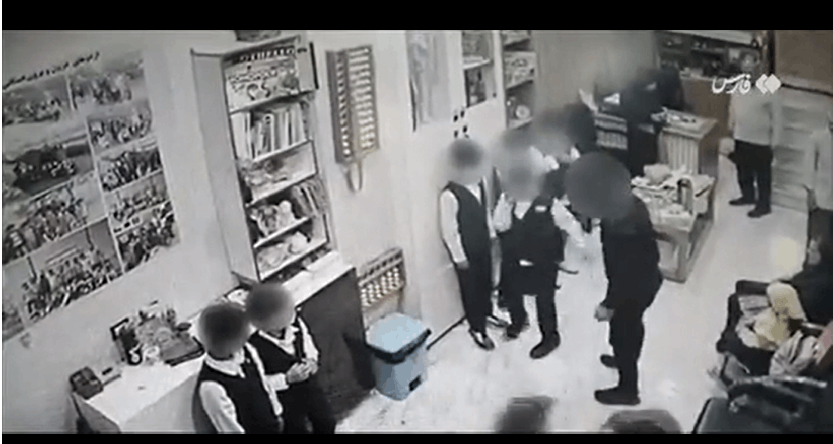 نماگرفت از ویدئو تنبیه بدنی دانش‌آموزان در مدرسه غیرانتفاعی خورموج بوشهر که به بازداشت مدیر مدرسه انجامید.
