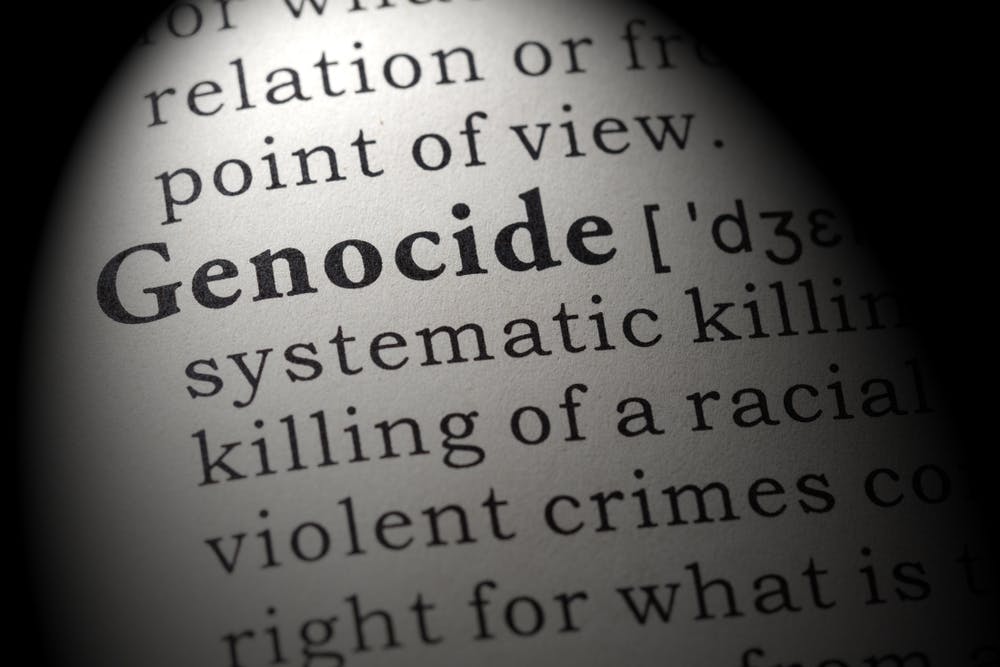 صفحه‌ای از یک لغت‌نامه به زبان انگلیسی که در آن لغت جنوساید یا نسل‌کشی به‌عنوان قتل سیستماتیک تعریف شده است