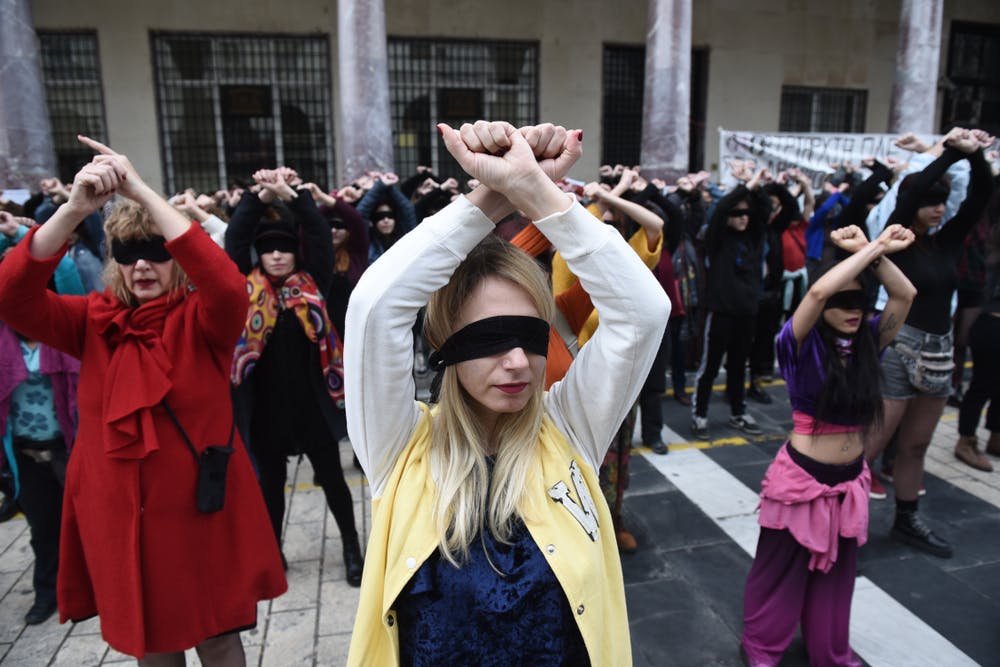 تسالونیکی، یونان - ۲۲ دسامبر ۲۰۱۹. گروهی از زنان در اعتراض به آزار جنسی و تجاوز یک پرفورمنس را با چشمان و دستان بسته اجرا می‌کنند. عکس از شاتر استاک