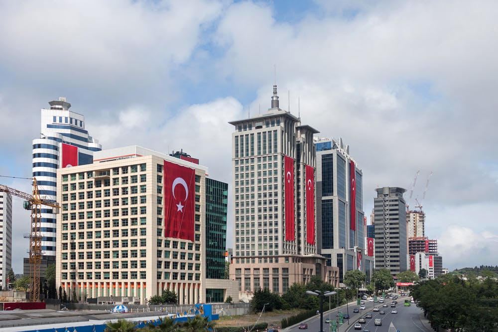 آپارتمان‌های تجاری در ترکیه شهر استانبول که پرچم‌های بزرگ این کشور از آن‌ها آویخته شده است