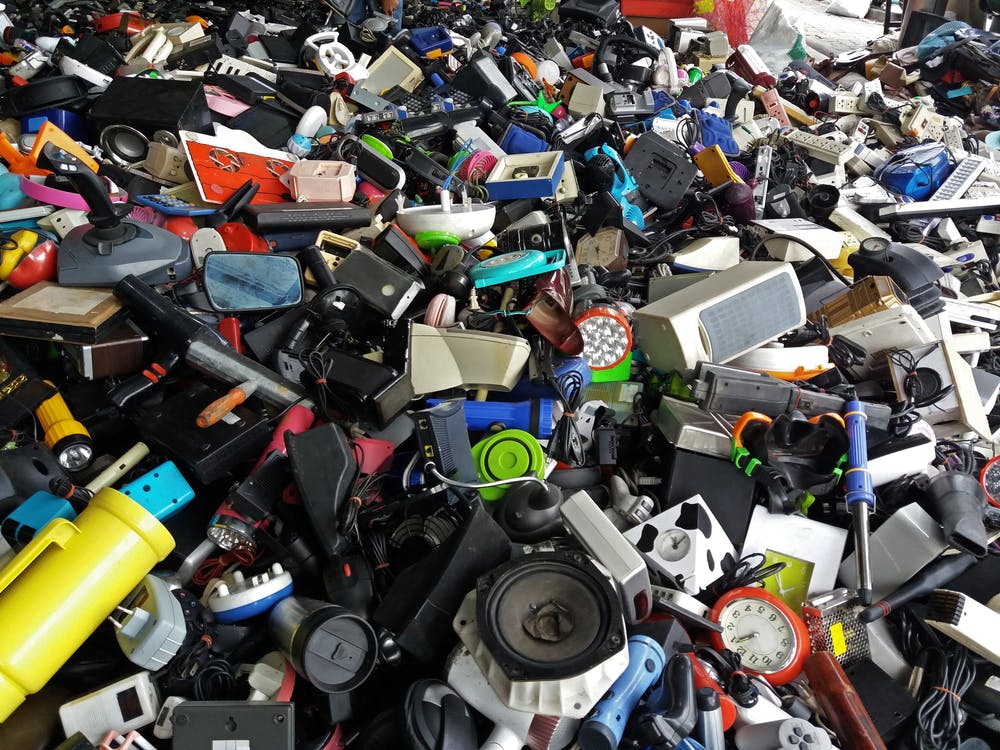 انبوهی از بخش زباله های الکترونیکی و لوازم خانگی استفاده شده شکسته یا آسیب دیده برای استفاده مجدد و بازیافت