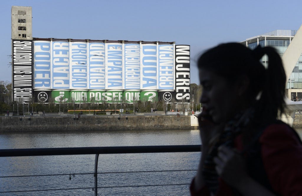 یکی از پوسترهای باربارا کروگر، هنرمند آمریکایی بر دیوار سیلویی در بوئنوس آیرس (عکس: خبرگزاری فرانسه)