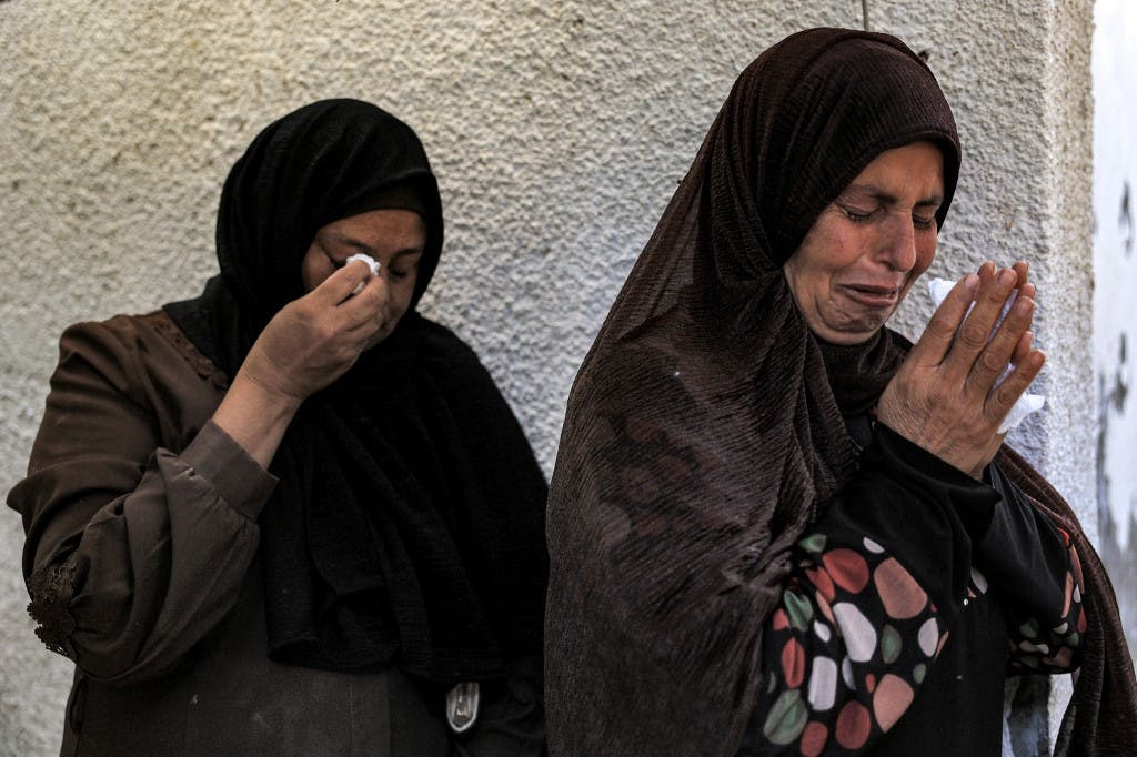 بستگان فلسطینی خانواده دحیر، که اعضای آن در حمله هوایی اسرائیل کشته شدند، در بیمارستانی در رفح در جنوب نوار غزه در ۱۹ اکتبر ۲۰۲۳ عزاداری کردند.