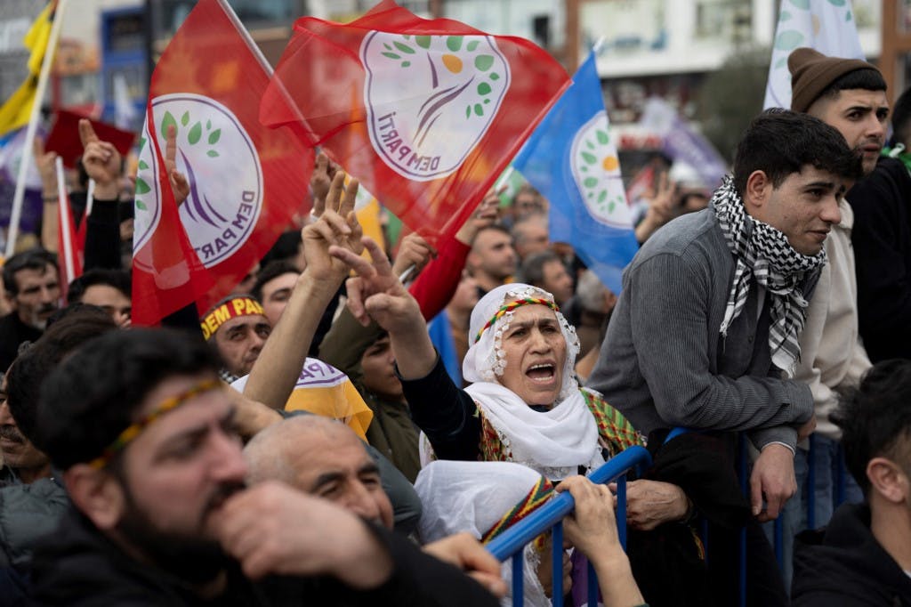 تظاهرات انتخاباتی حامیان حزب برابری و دموکراسی خلق‌ها (DEM) که به طور عمده نماینده‌ی کُردهاست. استانبول، ۲۵ فوریه ۲۰۲۴ − YASIN AKGUL / AFP