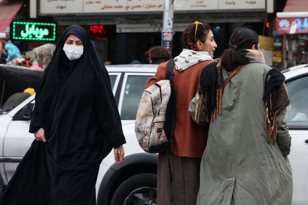 تصویر سه زن در امتداد خیابانی در تهران - ۲۸ فوریه ۲۰۲۴ (عکس از عطا کناره/خبرگزاری فرانسه)