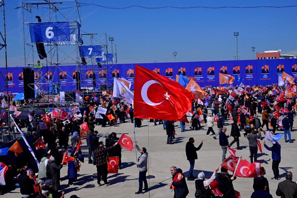 حامیان حزب عدالت و توسعه در یک تظاهرات انتخاباتی در استانبول، ۲۴ مارس ۲۰۲۴، عکس از AFP