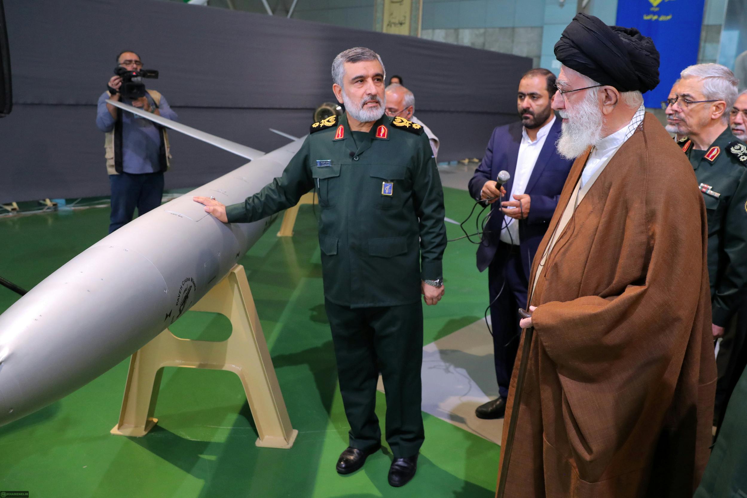 علی خامنه‌ای در حال تماشای ماکت یک موشک