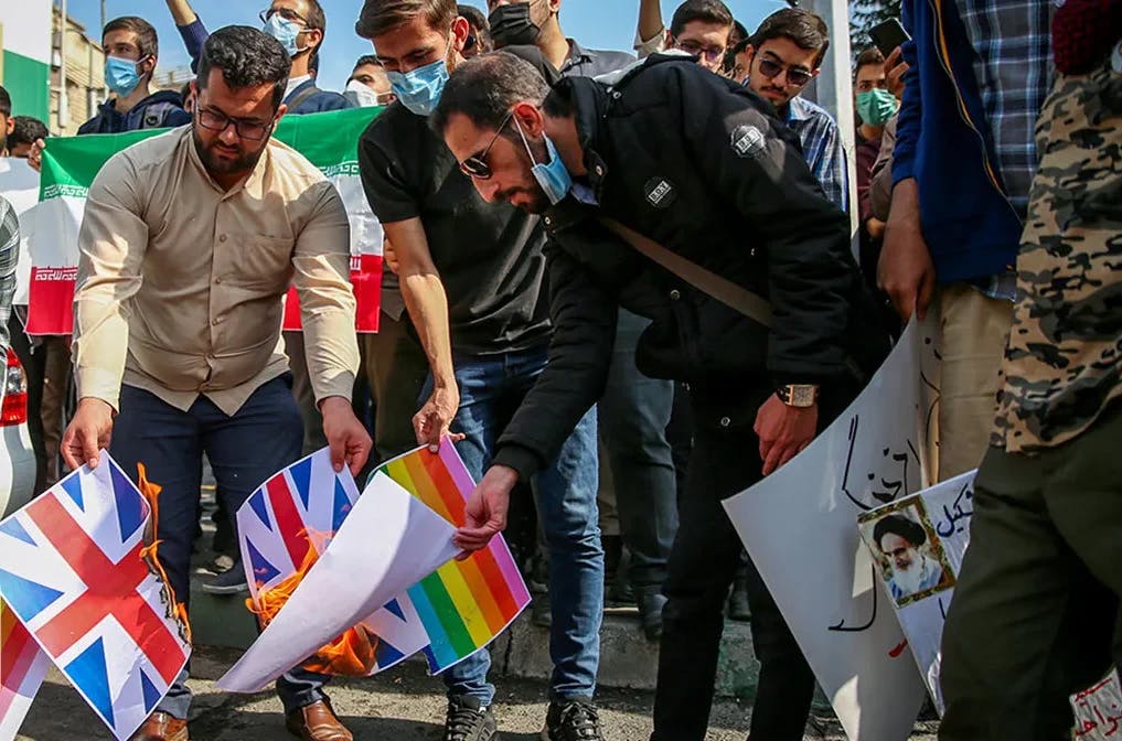 تصویر تزئینی از ایرنا سوزاندن پرچم رنگین کمان را در یک راهپیمایی افراطیان در ایران نشان می‌دهد.