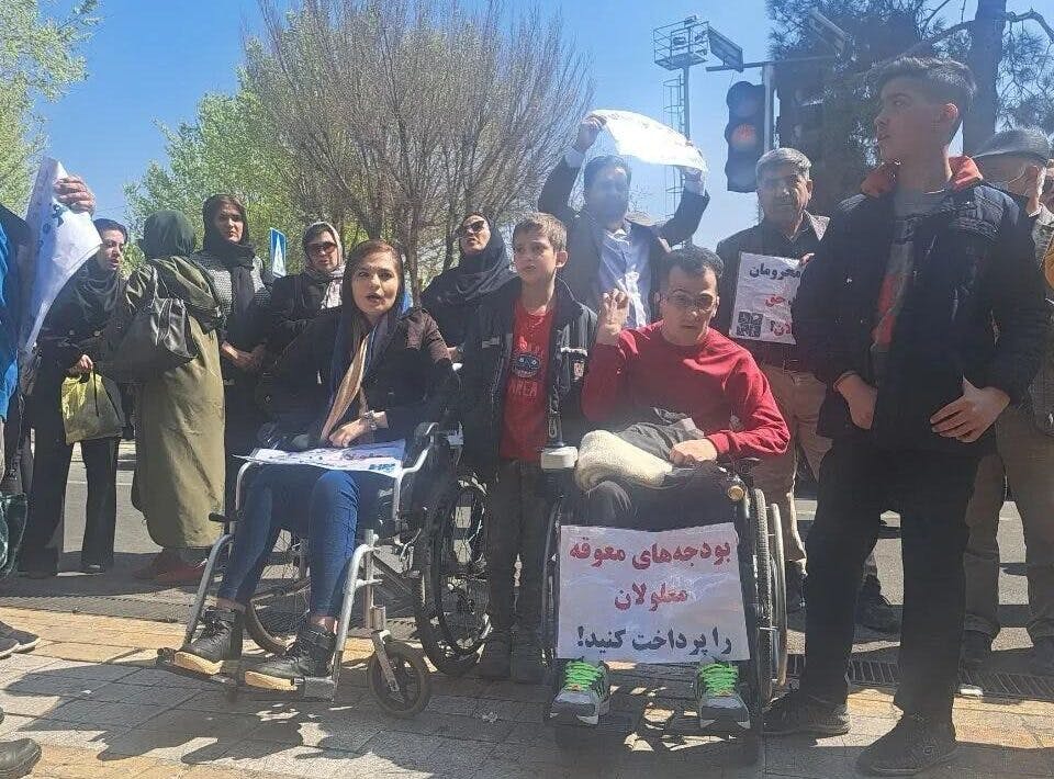 تصویر از کمپین معلولان یکی از اعتراضات معلولان در ماه‌های اخیر را نشان می‌دهد.