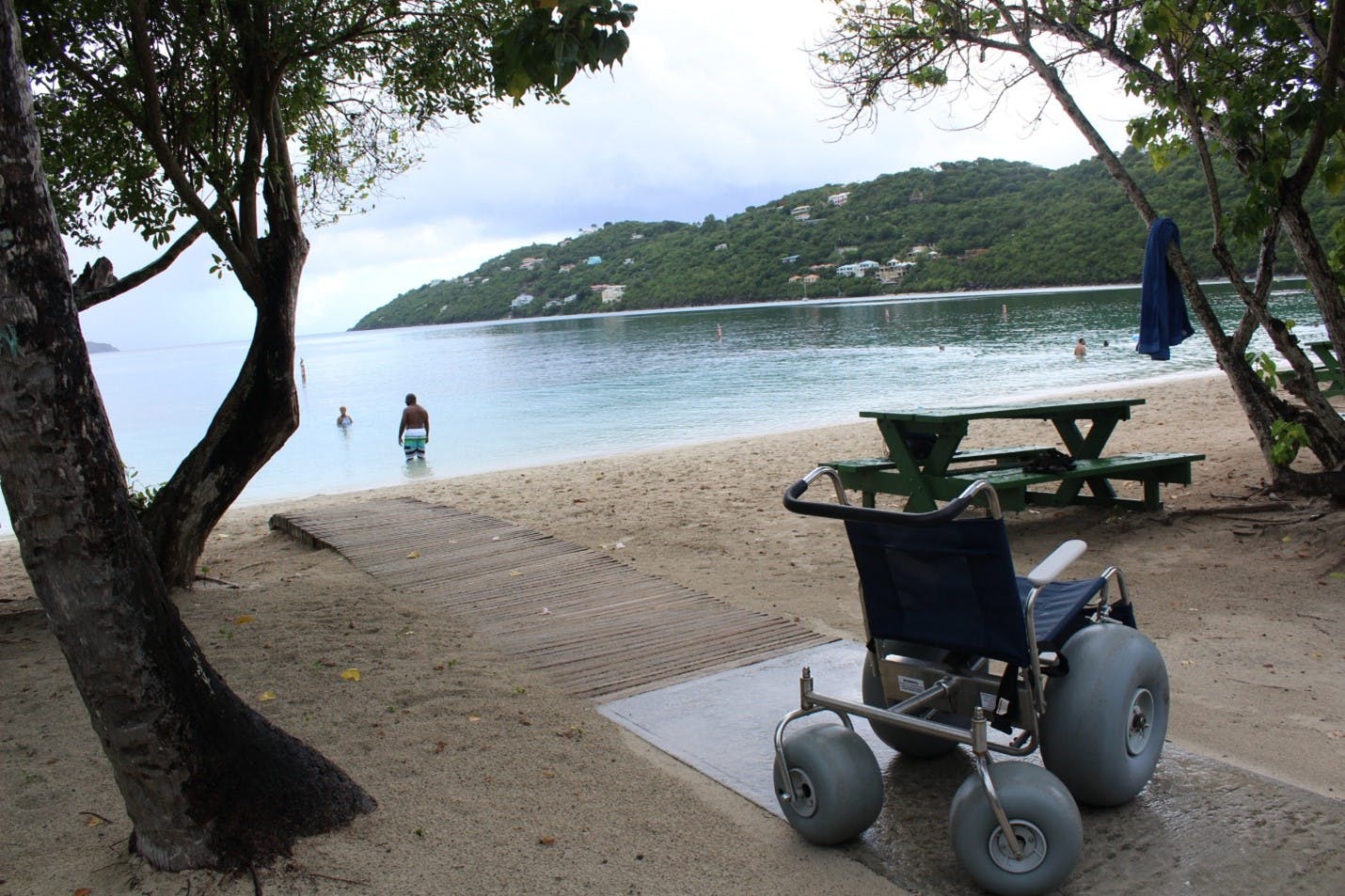 عکس تزییننی است. نمونه‌ای از ساحل دسترس‌پذیر برای معلولان