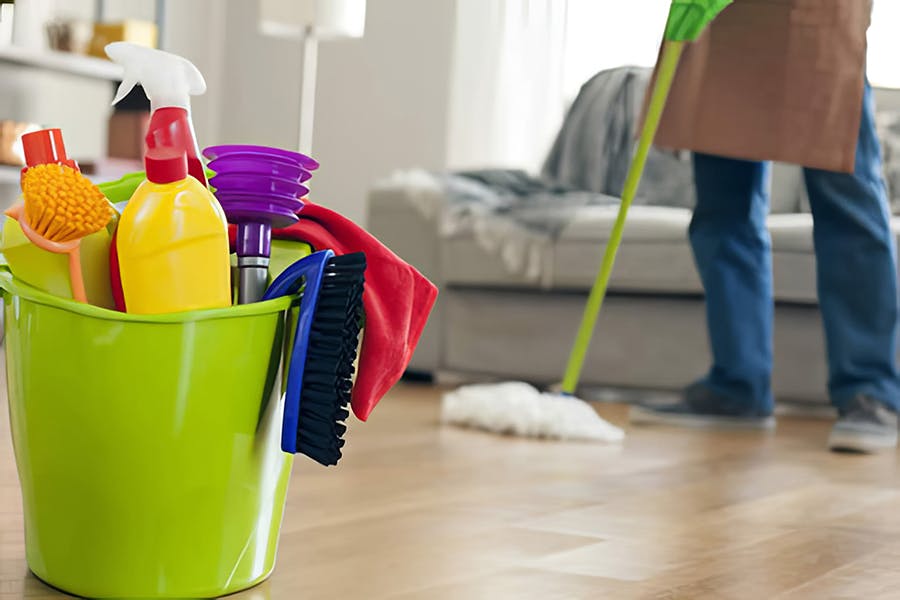 کارگران نظافت‌چی خانه معمولا به دوشکل کار پیدا می‌کنند. یا به واسطه یک معرف آشنا و دیگر کارگران خدماتی به خانواده‌ای معرفی می‌شوند و یا از طریق شرکت‌های خدمات نظافتی کار پیدا می‌کنند.