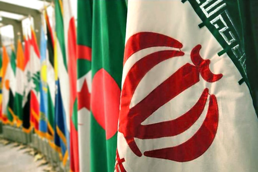 پرچم جمهوری اسلامی در نمای جلو قرار دارد و در کنار آن پرچم‌های کشورهای دیگر تا پسزمینه تصویر به ردیف قرار گرفته‌اند.