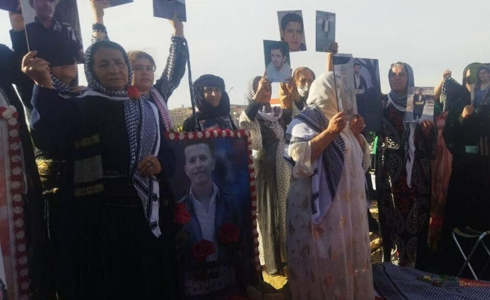 مادران دادخواه عکس کشته شدگان را در دست دارند
