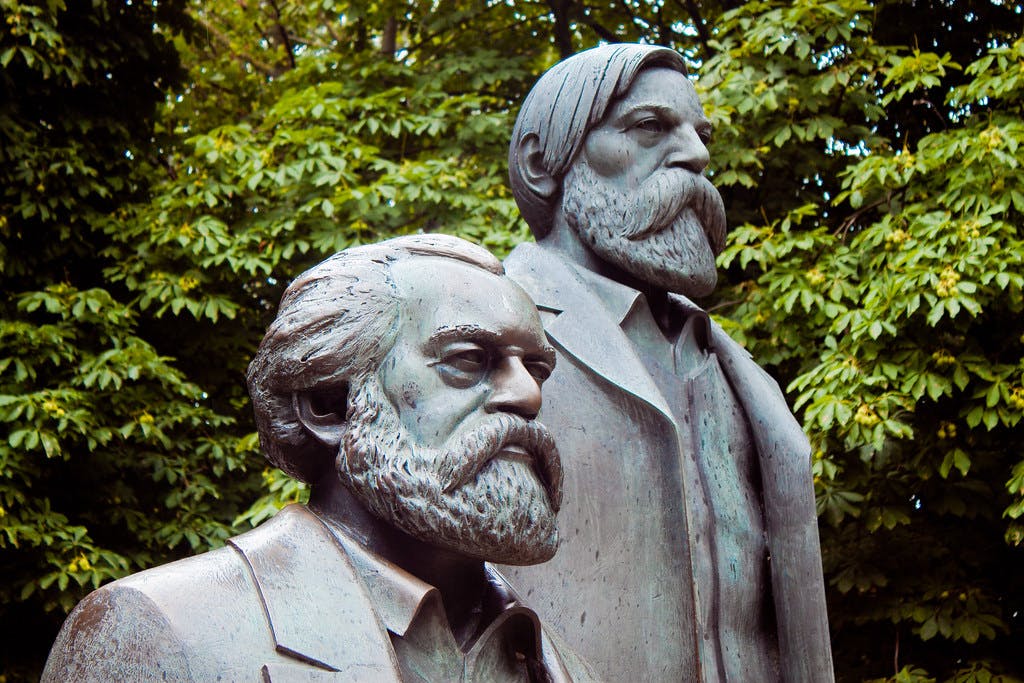 مجسمه کارل مارکس و فریدریش انگلس − برلین