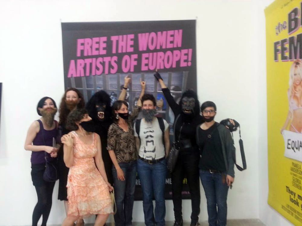 دیدار گروه فمینیستی له برب (ریشوها) فرانسه با گوریلا گیلز در توکیو (عکس: ویکی پدیا)