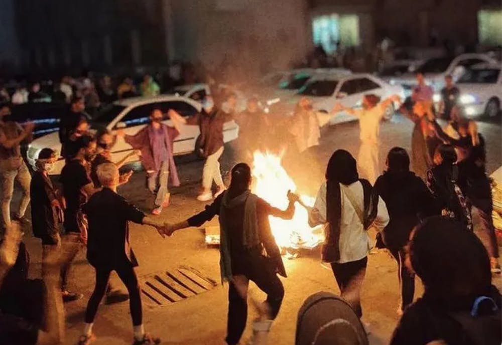 روزهای نخستین اعتراضات ۱۴۰۱ - گروهی از دختران دور آتش حلقه زده‌اند