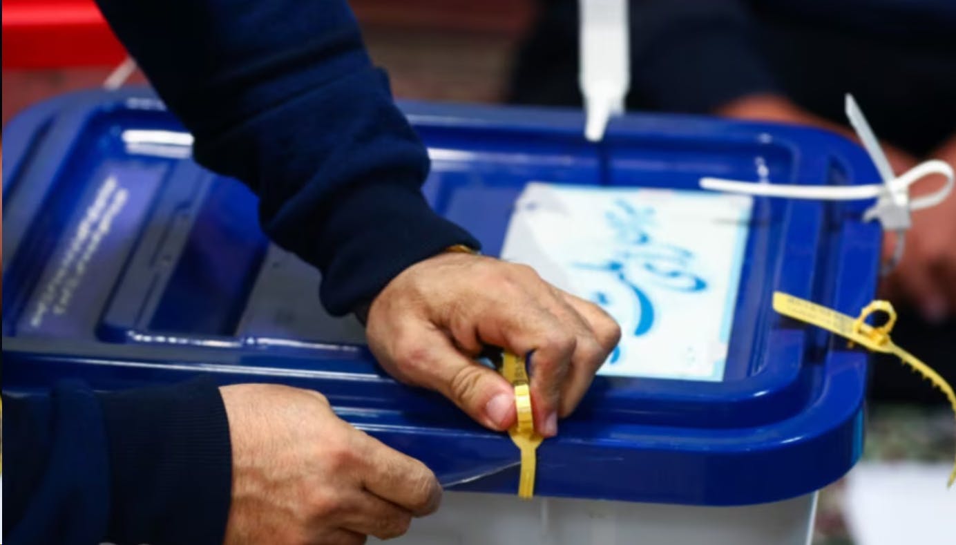 مردی در حال بستن صندوق رای