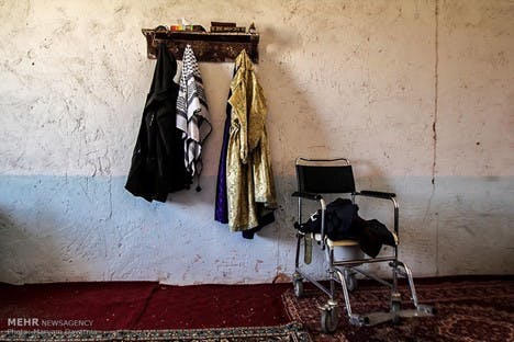 مریم داورنیا، عکاس خبرگزاری مهر، در یک مجموعه عکس زندگی هادی نامداری جوان ۲۵ ساله را به تصویر کشیده است. هادی همراه با پدر، مادر و خواهرش در روستای محروم و دور افتاده‌ی محمود آباد الست اسفراین به سختی زندگی می‌کنند.