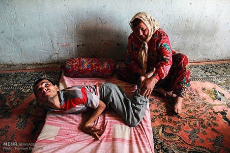 مریم داورنیا، عکاس خبرگزاری مهر، در یک مجموعه عکس زندگی هادی نامداری جوان ۲۵ ساله را به تصویر کشیده است. هادی همراه با پدر، مادر و خواهرش در روستای محروم و دور افتاده‌ی محمود آباد الست اسفراین به سختی زندگی می‌کنند.