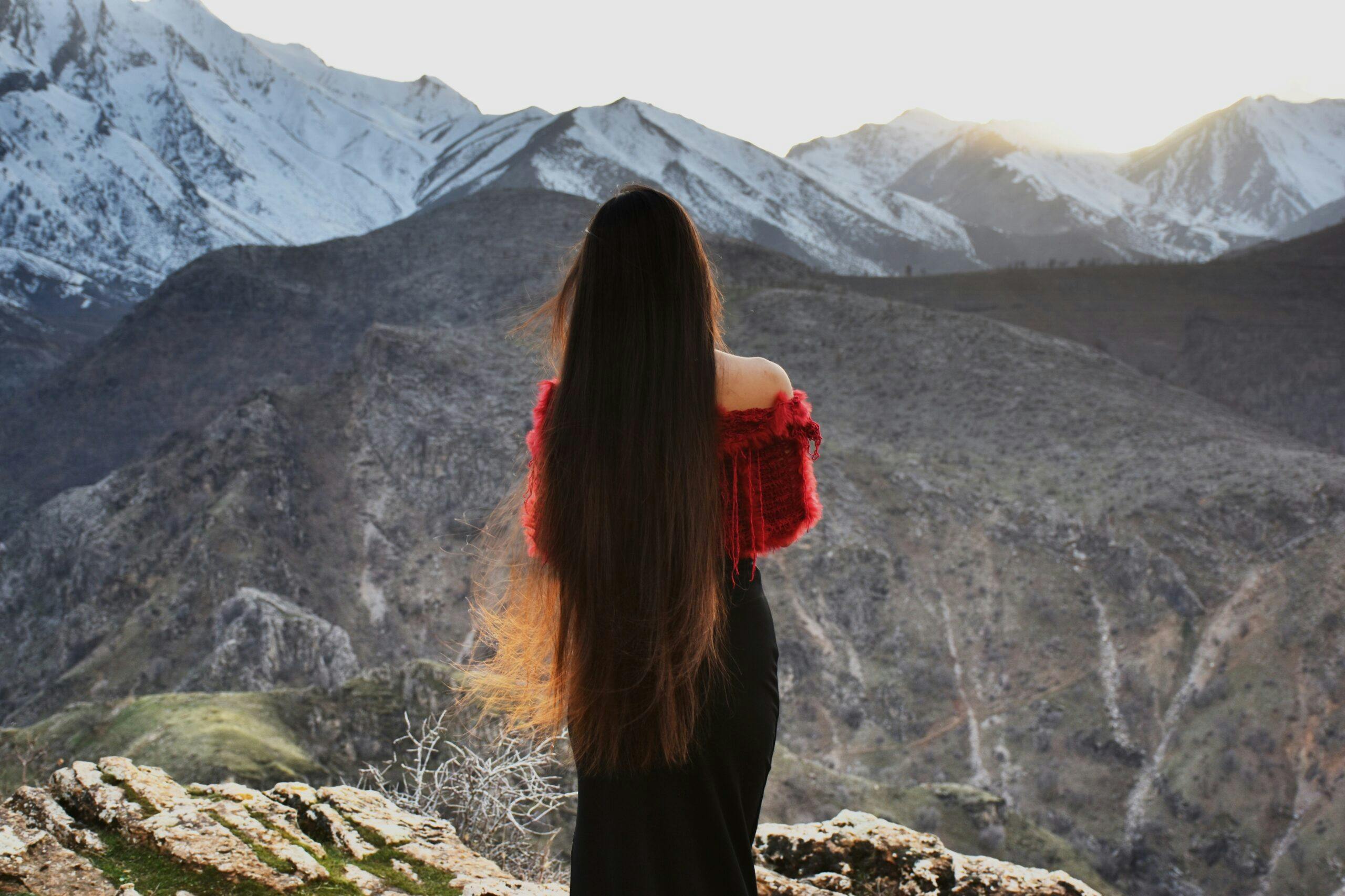 یک زن کرد ایرانی در کوهستان زاگرس: در آرزوی رهایی و استقلال، آرزوی مشترک با همه زنان جهان (عکس: شاتراستاک)