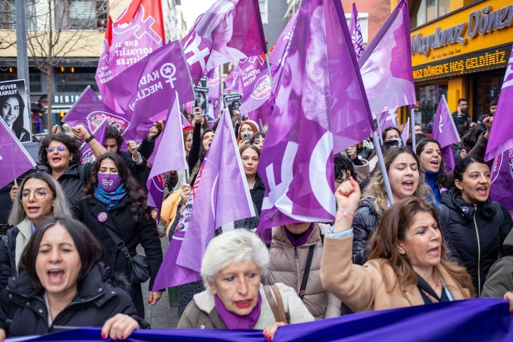 تعدادی از فعالان فمینیست ترکیه در تظاهرات در استانبول با پرچم های بنفش
