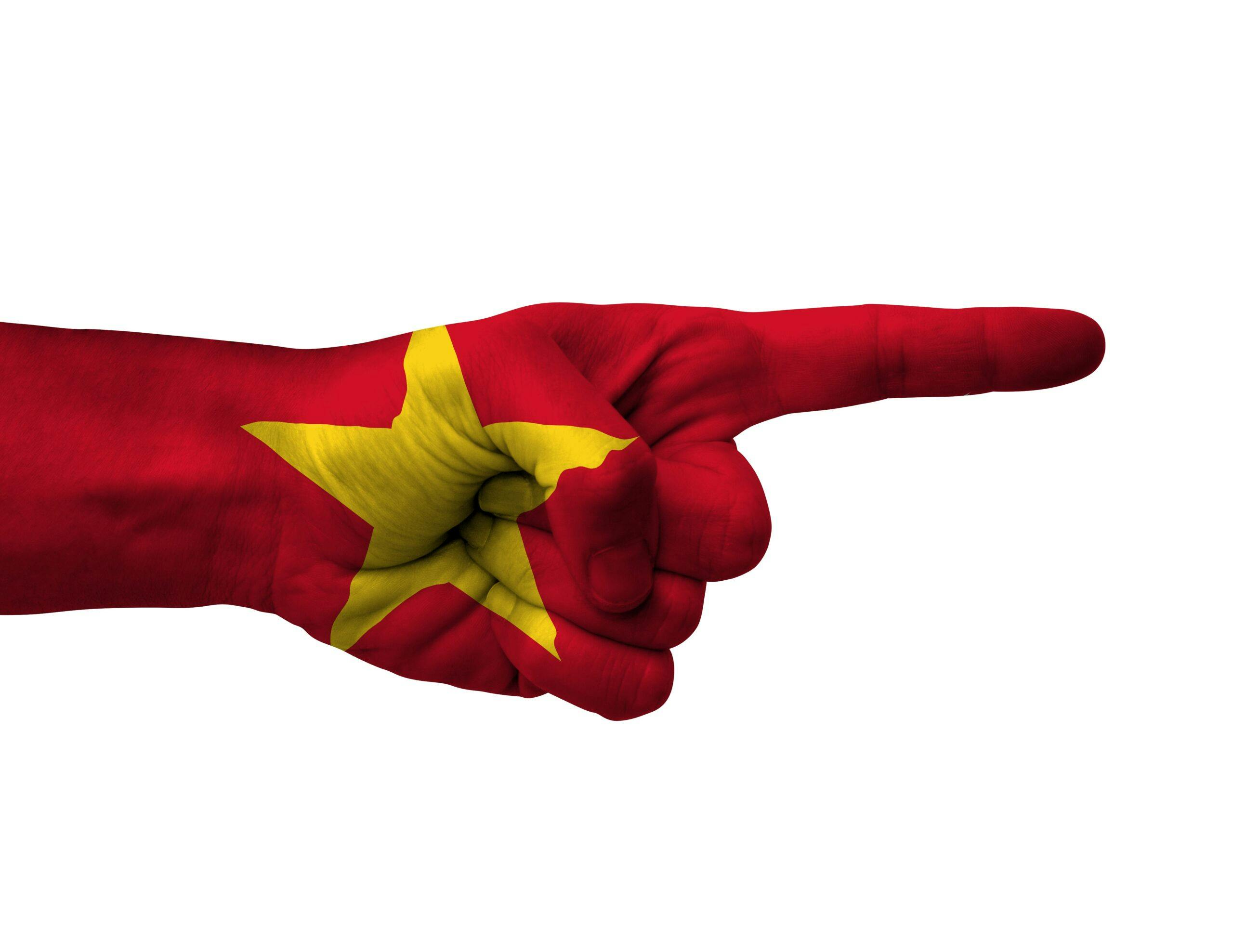 انگشتی به رنگ پرچم ویتنام که به سمت راست اشاره می کند