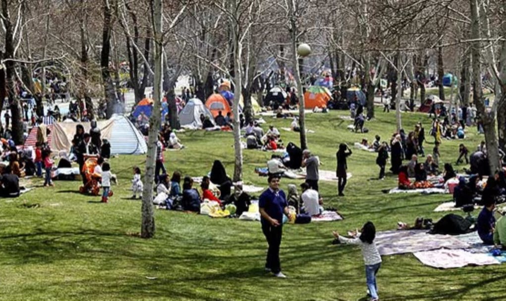 تصویری از یک پارک پرجمعیت در روز سیزده بدر