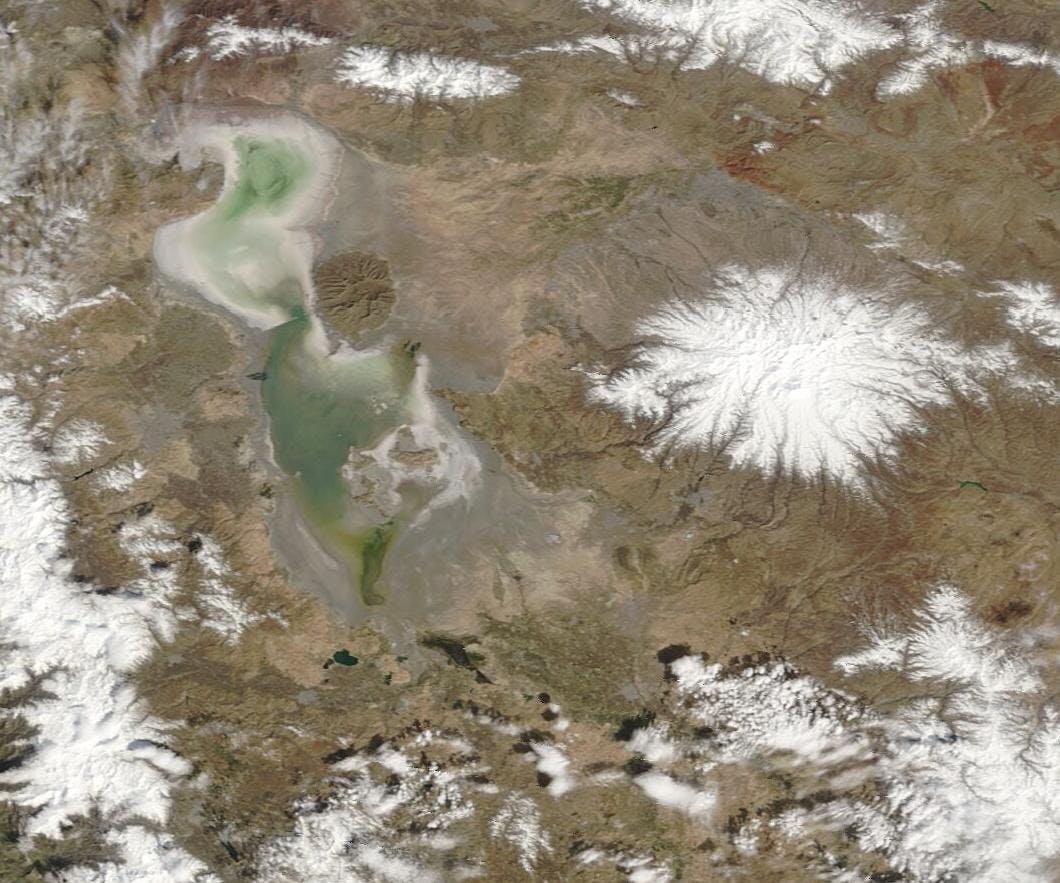 تصویر ماهواره‌های ناسا در آخرین روزهای سال ۱۴۰۲ از دریاچه ارومیه. این دریاچه در گذر این سال تا آستانه خشکی کامل رفت اما به لطف باران‌ها و برف‌های طبیعت فعلا نجات یافته است.
