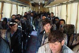 نمایی از اتباع افغانستانی که در اتوبوس نشسته اند