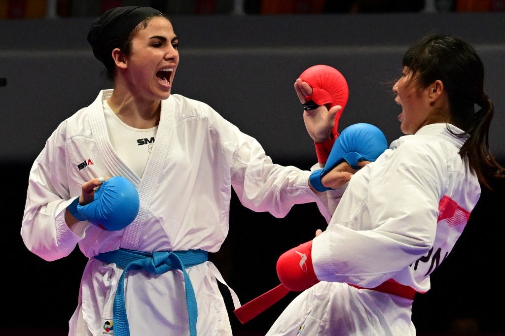 سارا بهمنیار (چپ) و میهو میهارا (راست) از ژاپن در مسابقات ۵۰ کیلوگرم کاراته زنان در بازی‌های آسیایی هانگژو ۲۰۲۲ در استان ژجیانگ در شرق چین در۸ اکتبر ۲۰۲۳ به رقابت پرداختند.