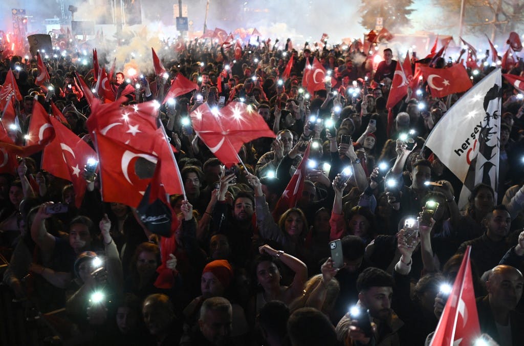 جشن طرفداران حزب جمهوری خلق پس از مشخص شدن پیروزی کاندیدای آنان برای شهرداری استانبول، ۳۱ مارس ۲۰۲۴، عکس از خبرگزاری فرانسه